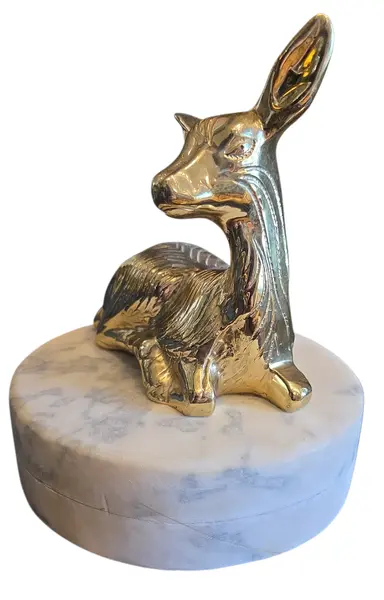 Foto de um(a) Alce Majestoso: Escultura de Bronze sobre Base de Mármore, da categoria de Escultura. Uma peça que evoca a grandiosidade e a serenidade da natureza selvagem. Esta impressionante escultura de alce,... Mostrado de uma perspectiva diferente. Vendido no marketplace Trésors.