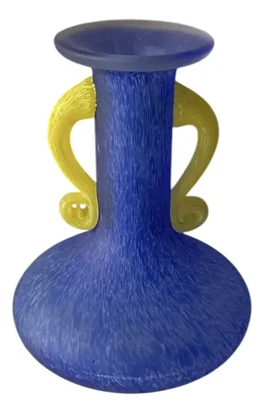 Foto de um(a) Antigo Pequeno Vaso Com Alças Art Deco Murano Pâte De Verre, da categoria de Vasos. Antigo e lindo vasinho decorativo em Murano na cor com alças em amarelo, técnica de trabalho Pâte de Verre.Medidas 15x12cm. Vendido no marketplace Trésors.