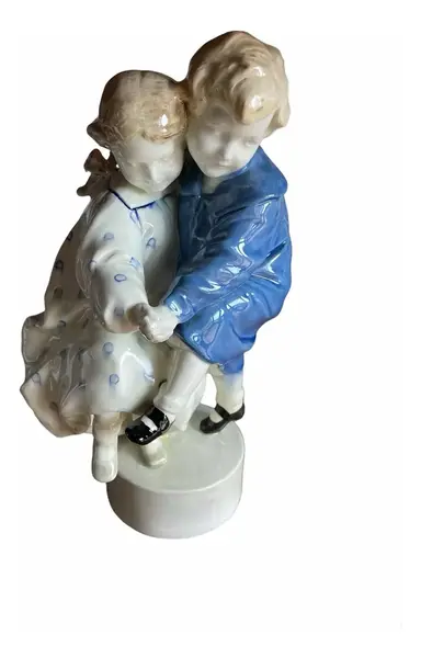 Foto de um(a) Antiga Escultura Casal Criança Porcelana Goldscheider Podola, da categoria de Escultura. ~ Goldscheider ~ Um tesouro dos anos de 1930. Antiga e importante escultura representando duas crianças brincando em... Mostrado de uma perspectiva diferente. Vendido no marketplace Trésors.