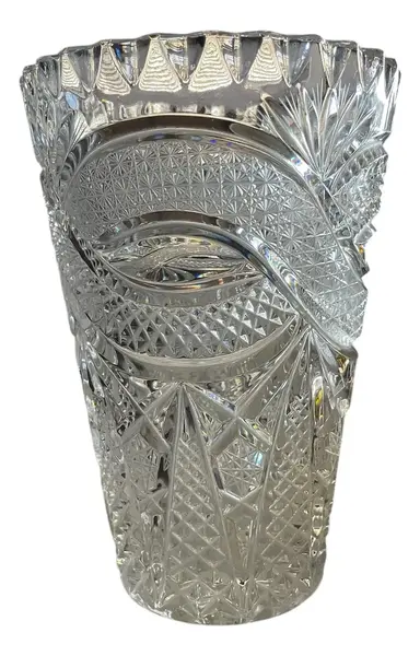 Foto de um(a) Antigo Raro Jarro Vaso Boca Larga Em Cristal Tcheco Lapidado, da categoria de Vasos. Antigo e clássico vaso artístico em cristal Tcheco lapidado à mão. Lapidação estrelada e ponta de diamante, uma beleza! Peça... Vendido no marketplace Trésors.