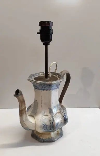 Foto de um(a) Luminária Bule Inglês, da categoria de Abajures. Bule inglês antigo sem restauro transformado em luminária, interruptor no próprio bocal, cúpula em tecido com franja de seda... Mostrado de uma perspectiva diferente. Vendido no marketplace Trésors.