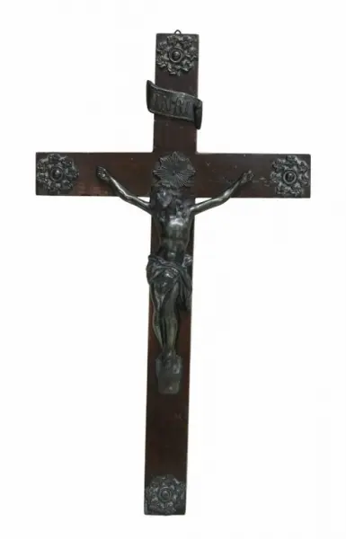 Foto de um(a) Crucifixo em madeira nobre, da categoria de Objetos religiosos e espirituais. Crucifixo em madeira nobre com apliques em metal dourado e corpo de Cristo também em metal dourado, com riqueza de detalhes.... Vendido no marketplace Trésors.
