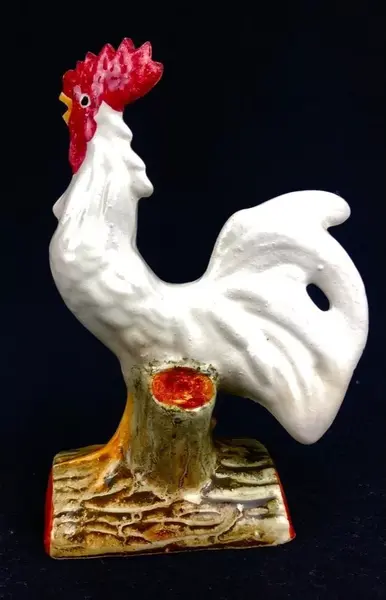 Foto de um(a) Escultura de galo em porcelana, da categoria de Escultura. Galo em porcelana com manufatura portuguesa em policromia pintado a mão. Em bom estado de conservação. Mostrado de uma perspectiva diferente. Vendido no marketplace Trésors.