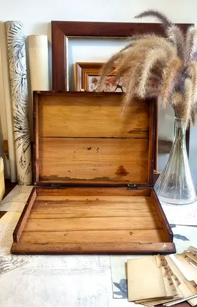 Foto de um(a) Maleta de pintura em madeira nobre inicio do sec XX, da categoria de Malas. Antiga maleta de pintura, inicio do sec XX Toda original lixada e encerada, possui marcas no tempo e desgastes na madeira,... Mostrado de uma perspectiva diferente. Vendido no marketplace Trésors.