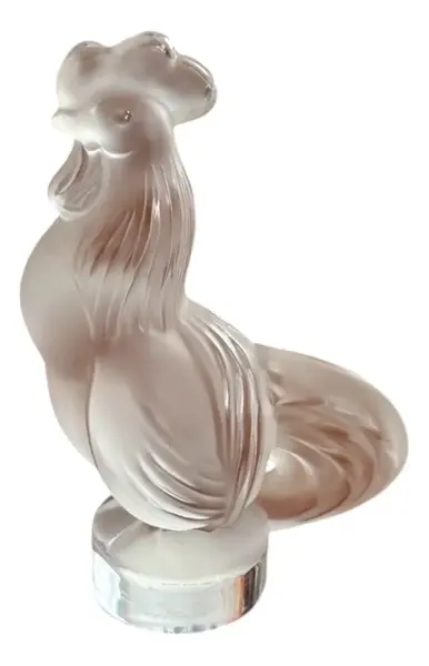 Foto de um(a) Antiga Escultura Art Deco Galo Em Cristal Satiné Sèvres, da categoria de Escultura. Sèvres - France Antiga e rara escultura decorativa em cristal francês satiné. Bastante riqueza de detalhes neste trabalho... Vendido no marketplace Trésors.