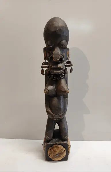 Foto de um(a) Escultura Africana em Madeira Ebanizada Associada a Grupos Como Os Yoruba - Nigéria, da categoria de Escultura. Escultura africana em madeira ebanizada associada a grupos como os yoruba - nigéria. Retrata figura antropomórfica,... Mostrado de uma perspectiva diferente. Vendido no marketplace Trésors.