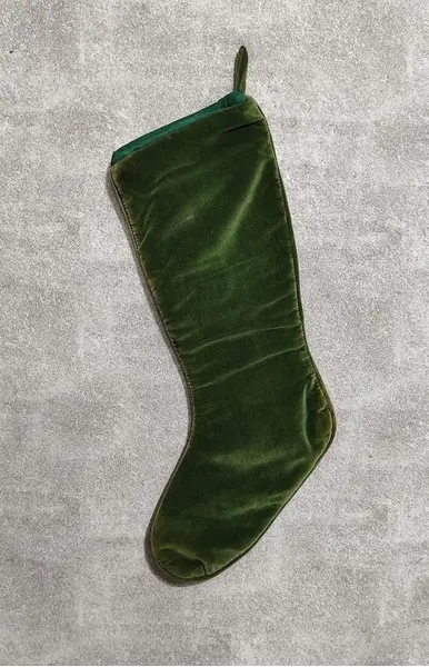 Foto de um(a) Bota Natalina em Ponto de Cruz e Veludo Italiano, Década de 2000, da categoria de Outros objetos decorativos. Bota natalina feita em ponto de cruz, com frutas tropicais. Parte de trás em veludo italiano verde, década de 2000. A: 36 cm... Mostrado de uma perspectiva diferente. Vendido no marketplace Trésors.