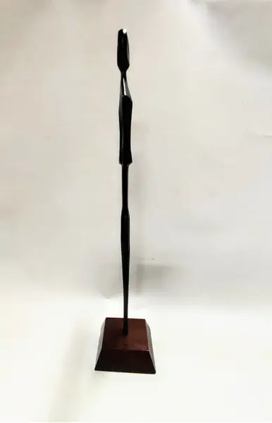 Foto de um(a) Escultura Masculina em Latão Ebanizado e Madeira, Década de 2010, da categoria de Escultura. Escultura masculina em latão ebanizado com base em madeira. Feita por renomado artista gaúcho que agraciou com seu talento... Mostrado de uma perspectiva diferente. Vendido no marketplace Trésors.