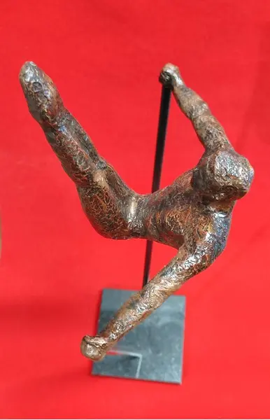Foto de um(a) Escultura Cinética Inglesa, Anos 2000, da categoria de Escultura. Escultura cinética expressa a arte do movimento em resina com pátina cobre, base em granito preto e hastes em ferro. Obra... Mostrado de uma perspectiva diferente. Vendido no marketplace Trésors.