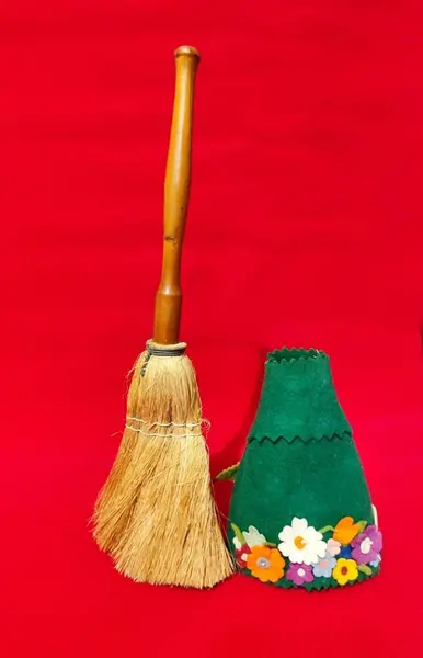 Foto de um(a) Vassourinha de Mesa, Década de 1940, da categoria de Outros objetos decorativos. Vassourinha de mesa com capa de feltro verde e aplicação de flores também em feltro, cerdas de sisal e cabo madeira... Mostrado de uma perspectiva diferente. Vendido no marketplace Trésors.