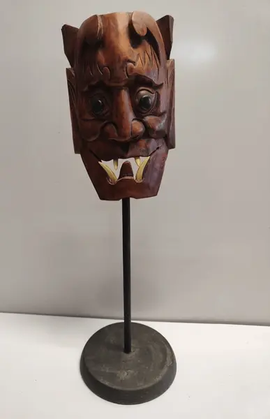 Foto de um(a) Escultura Africana em Madeira, Década de 1990, da categoria de Escultura. Escultura máscara africana em madeira, década de 1990. A: 47,5cm / L : 12,5cm / P: 6cm 14cm diâmetro da base 660g. Mostrado de uma perspectiva diferente. Vendido no marketplace Trésors.