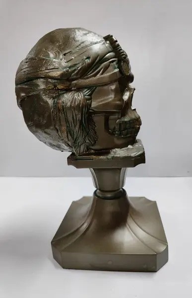 Foto de um(a) Escultura Caveira Skull Resina e Latão, Peça Única, da categoria de Escultura. Escultura caveira: crânio em resina e base em latão. Ambos com patina bronze envelhecida. Peça única pelo designer marcelus... Mostrado de uma perspectiva diferente. Vendido no marketplace Trésors.