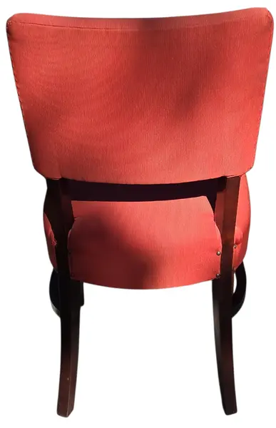 Foto de um(a) Cadeira em Madeira Nobre e Tecido Canelado Vermelho, da categoria de Outras cadeiras. Clássico do design mobiliário Mid-Century nacional. Esta cadeira combina a robustez e a elegância da madeira maciça escura... Mostrado de uma perspectiva diferente. Vendido no marketplace Trésors.