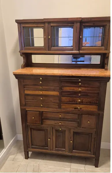 Foto de um(a) Armario/gabinete com portas e gavetas, da categoria de Arquivos e Gaveteiros. Armário ou gabinete para armazenamento Devido aos seus muitos gavetas pequenas e à sua aparência, pode ser um gabinete de... Mostrado de uma perspectiva diferente. Vendido no marketplace Trésors.