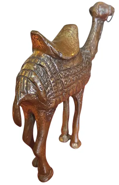 Foto de um(a) O Viajante do Deserto: Escultura de Camelo em Bronze, da categoria de Escultura. Esta imponente escultura em bronze captura a essência da resiliência e da paciência. Representando o camelo em uma postura... Mostrado de uma perspectiva diferente. Vendido no marketplace Trésors.