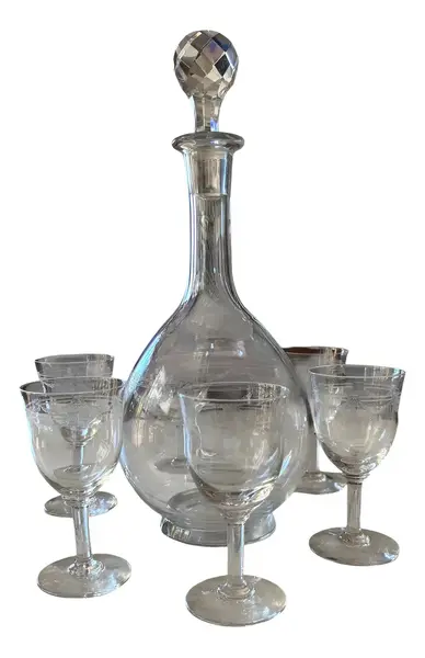 Foto de um(a) Antigo Conjunto Garrafa Cálices Cristal Francês Saint Louis, da categoria de Garrafas e Decantadores. Antigo e finíssimo conjunto para bebidas, composto por garrafa e seis cálices em cristal francês, da renomada Cristallerie... Vendido no marketplace Trésors.