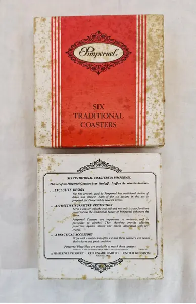Foto de um(a) Raro jogo de porta-copos inglês ricamente ilustrado, da categoria de Porta-copos. Elegante conjunto de seis porta-copos que apresenta uma estética clássica e nostálgica, exibindo ilustrações detalhadas de... Mostrado de uma perspectiva diferente. Vendido no marketplace Trésors.