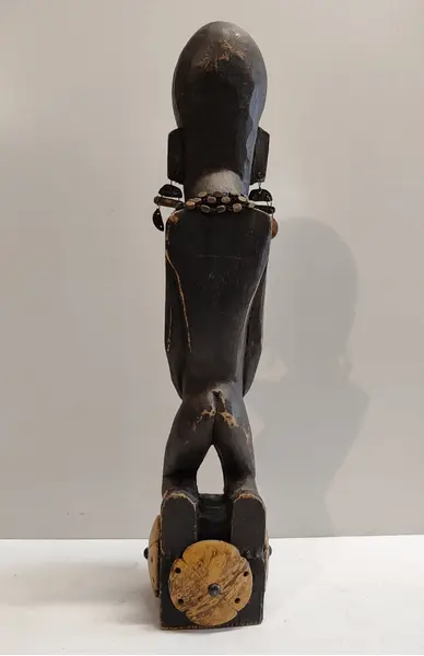 Foto de um(a) Escultura Africana em Madeira Ebanizada Associada a Grupos Como Os Yoruba - Nigéria, da categoria de Escultura. Escultura africana em madeira ebanizada associada a grupos como os yoruba - nigéria. Retrata figura antropomórfica,... Mostrado de uma perspectiva diferente. Vendido no marketplace Trésors.