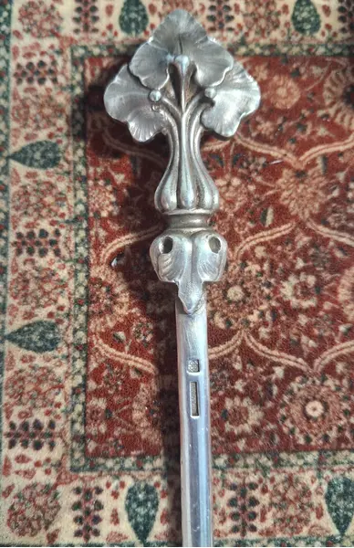 Foto de um(a) Espetos Christofle Art Nouveau, da categoria de Outros utensílios para servir. Autênticos exemplares de espetos para diferente serviços de mesa. Período art nouveau, anos 20-30. Marcas de identiﬁcação... Mostrado de uma perspectiva diferente. Vendido no marketplace Trésors.