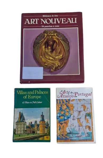 Foto de um(a) Raro trio de livros especiais, da categoria de Livros. Rara coleção de três livros sendo: Art Nouveau: 54 pranchas a cores - Este livro publicado em 1985 é um recurso ilustrado... Vendido no marketplace Trésors.