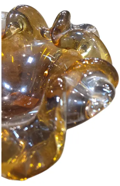 Foto de um(a) Cinzeiro em Murano, da categoria de Cinzeiros. Adicione um toque de cor e brilho ao seu décor com este cinzeiro em Cristal Murano. Com seu design robusto e lapidação... Mostrado de uma perspectiva diferente. Vendido no marketplace Trésors.