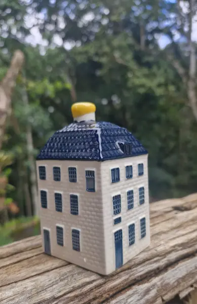 Foto de um(a) Rara Miniatura Casinha Holandesa KLM Bols Delft Nº 55, da categoria de Outros colecionáveis. Linda e autêntica casinha de porcelana holandesa Delft Blue, distribuída exclusivamente aos passageiros da classe executiva... Mostrado de uma perspectiva diferente. Vendido no marketplace Trésors.