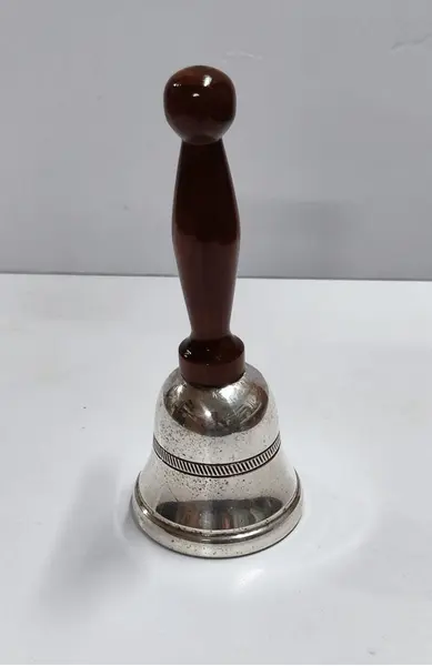 Foto de um(a) Sino de Mesa Espessurada em Prata, Década de 1970, da categoria de Outros objetos decorativos. Sineta de mesa em latão espessurada em prata, cabo em madeira torneada e um guizo como badalo, década de 1970. A: 13 cm /... Mostrado de uma perspectiva diferente. Vendido no marketplace Trésors.