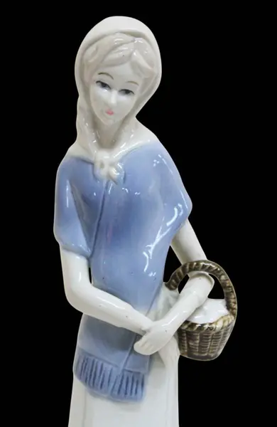 Foto de um(a) Escultura de dama em porcelana, da categoria de Escultura. Delicada escultura de dama com farto cachecol na tonalidade azul e carregando cesto no braço esquerdo. Peça bastante... Mostrado de uma perspectiva diferente. Vendido no marketplace Trésors.