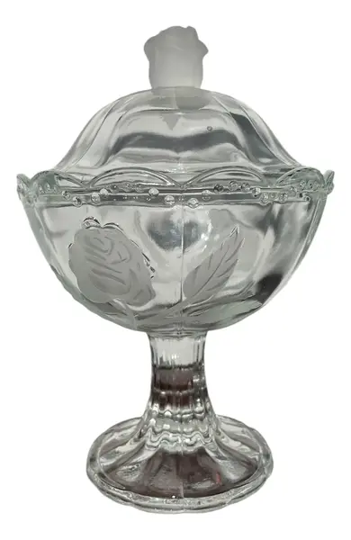 Foto de um(a) Antiga Bomboniere Compoteira Em Cristal Francês Satiné, da categoria de Garrafas, potes e jarros. Antiga bomboniere compoteira em cristal francês prensado, com detalhes em Satiné, decoração floral em relevo e acetinada.... Vendido no marketplace Trésors.