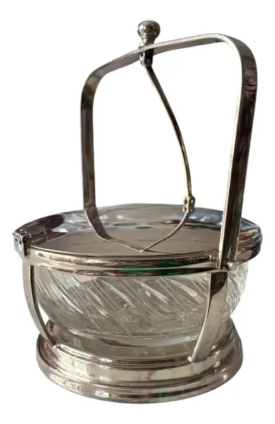 Foto de um(a) Antiga Queijeira Farinheira Açucareiro Prata Epns E Cristal, da categoria de Garrafas, potes e jarros. Antiga e finíssima queijeira/açucareiro/farinheira (são várias as utilidades para essa peça) em metal espessurado a prata,... Vendido no marketplace Trésors.