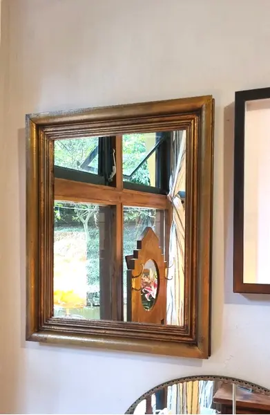 Foto de um(a) Espelho vintage, com moldura em madeira, da categoria de Espelhos. Linda peça em perfeito estado, sem riscos, moldura em madeira com douração. Mostrado de uma perspectiva diferente. Vendido no marketplace Trésors.