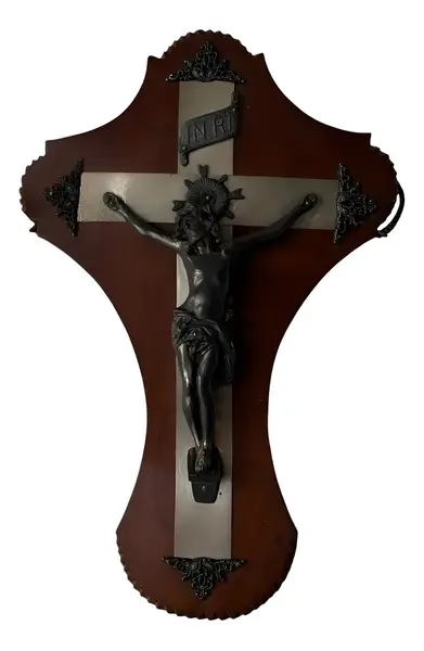 Foto de um(a) Arte Sacra Escultura Cristo Crucifixo Madeira Pétit Bronze, da categoria de Objetos religiosos e espirituais. Antigo e grande crucifixo em madeira com petit bronze e metal prateado. Peça artística. Uma beleza! Uma clássica da Década... Vendido no marketplace Trésors.