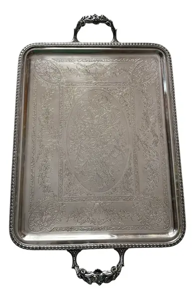 Foto de um(a) Antiga Grande Bandeja Trabalhada Em Prata Eberle, da categoria de Bandejas. ~ Eberle Silverplate ~ Antiga e grande bandeja em prata Eberle com alças trabalhadas no formato de flores em relevo, e... Vendido no marketplace Trésors.