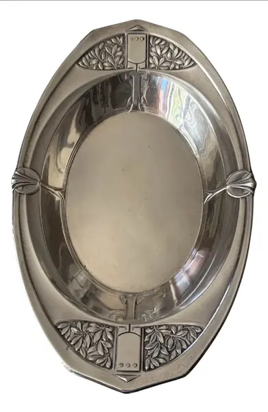 Foto de um(a) Antiga Travessa Centro De Mesa Art Deco Prata Alemã Wmf, da categoria de Travessas e tigelas. Antigo centro de mesa/travessa Art Deco, em prata teor 90 da famosa manufatura alemã WMF, com elegante decoração de... Vendido no marketplace Trésors.