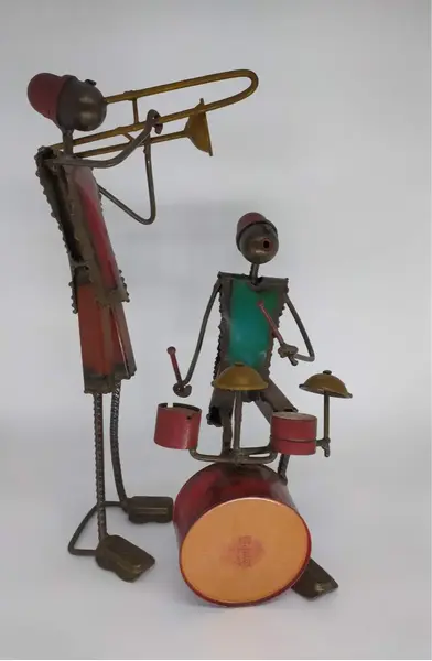 Foto de um(a) PAR DE ESCULTURAS MÚSICOS EM FERRO E SUCATA, da categoria de Escultura. Par de esculturas feitas por artista de Gana, em ferro e sucata representando músicos africanos. MEDE A: 40cm e 30cm L: 11cm... Mostrado de uma perspectiva diferente. Vendido no marketplace Trésors.