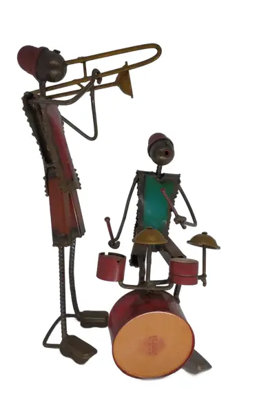 Foto de um(a) PAR DE ESCULTURAS MÚSICOS EM FERRO E SUCATA, da categoria de Escultura. Par de esculturas feitas por artista de Gana, em ferro e sucata representando músicos africanos. MEDE A: 40cm e 30cm L: 11cm... Vendido no marketplace Trésors.