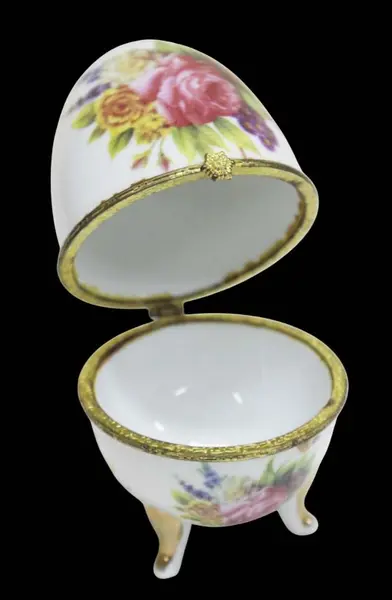 Foto de um(a) Ovo Fabergé em porcelana Limoges, da categoria de Objetos decorativos. Charmoso ovo Fabergé com decoração de flores pintado à mão em policromia, com acabamento em metal dourado, assente em tripé... Mostrado de uma perspectiva diferente. Vendido no marketplace Trésors.