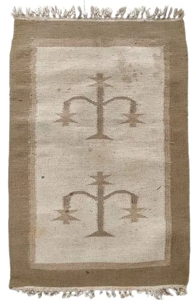 Foto de um(a) Tapete Kilim, Década de 1980, da categoria de Tapetes. Tapete kilim em tons de bege Mede: 90 x 60cm Peso: 800 g. Vendido no marketplace Trésors.