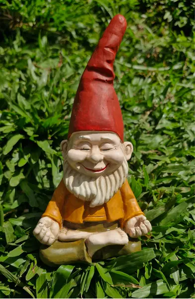 Foto de um(a) Lindo Gnomo Zen Meditação Yoga, da categoria de Outros objetos decorativos. Leve paz, harmonia e um toque de magia para o seu lar com o nosso Gnomo Meditando Zen. Conhecidos como guardiões da natureza... Mostrado de uma perspectiva diferente. Vendido no marketplace Trésors.