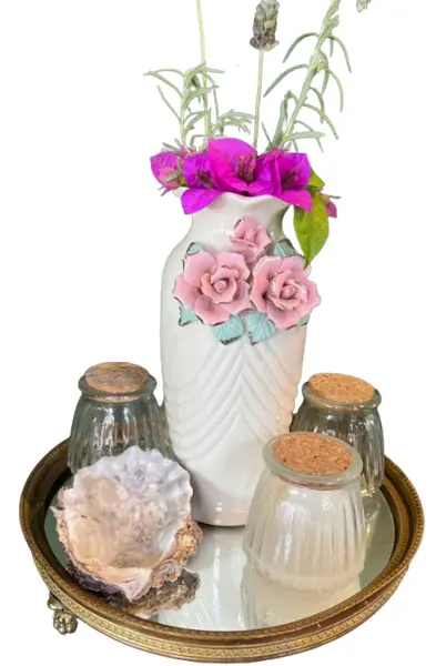 Foto de um(a) Antigo Vaso em Cerâmica, da categoria de Vasos. Antigo vaso confeccionado em cerâmica em tom creme, decorado com flores em alto relevo. Medindo: 20 x 9cm *NÃO ACOMPANHA OS... Vendido no marketplace Trésors.