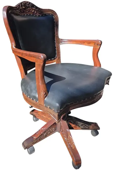 Foto de um(a) Cadeira de Escritório Giratória em Jequitibá Maciço e Couro Legítimo – Entalhada à Mão, da categoria de Cadeiras de escritório. Esta magnífica cadeira de escritório é uma peça que une a nobreza da madeira de Jequitibá maciça com o conforto e prestígio... Mostrado de uma perspectiva diferente. Vendido no marketplace Trésors.