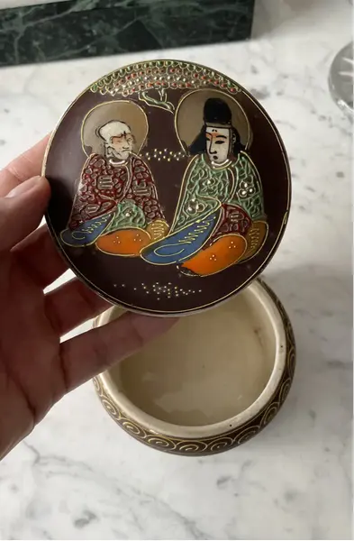 Foto de um(a) Antiga Caixa Decorativa Porta Joias Porcelana Japão Satsuma, da categoria de Porta-Jóias. Antiga caixinha oriental em porcelana japonesa Satsuma. Decoração típica, ricamente pintada à mão. Medidas 6x12cm. Mostrado de uma perspectiva diferente. Vendido no marketplace Trésors.