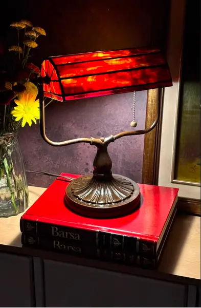 Foto de um(a) Luminária De Mesa Inspiração Tiffany Em Vitral, da categoria de Abajures. Luminária de mesa com uma silhueta linda, inspirada nos clássicos modelos de escritório e leitura. A cúpula em vitral de... Mostrado de uma perspectiva diferente. Vendido no marketplace Trésors.