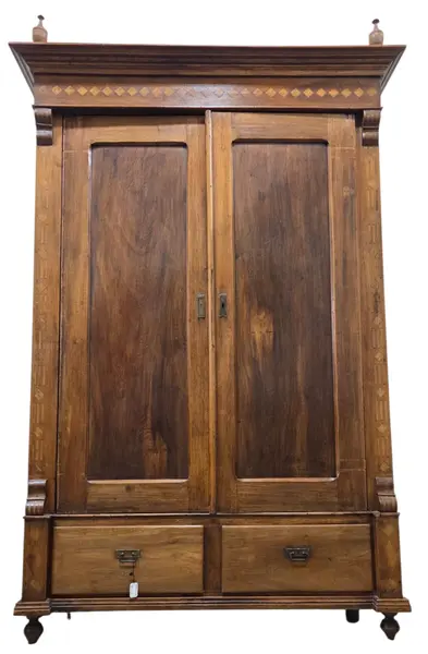 Foto de um(a) Guarda Roupa 2 Portas com Marchetaria, da categoria de Armários e Guarda Roupas. Mostrado de uma perspectiva diferente. Vendido no marketplace Trésors.