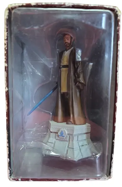 Foto de um(a) Estátua Obi-Wan Kenobi Star Wars - Peça de Xadrez Colecionável (Bispo Branco) - Pintado à Mão, da categoria de Figuras de ação. Honre o legado dos Jedi com esta figura detalhada de Obi-Wan Kenobi. Esta peça faz parte da exclusiva coleção de xadrez de... Mostrado de uma perspectiva diferente. Vendido no marketplace Trésors.