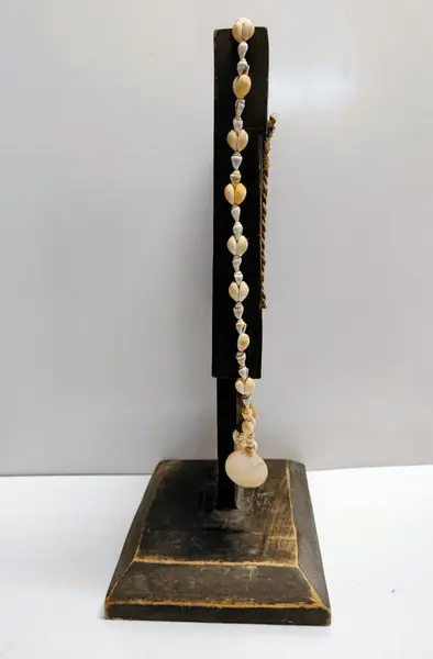 Foto de um(a) Escultura Africana em Madeira, Conchas, Sisal, Década de 1980, da categoria de Escultura. Escultura africana em madeira, conchas, sisal. Base também em madeira, década de 1980.Mede 46cm de altura, 24cm de largura e... Mostrado de uma perspectiva diferente. Vendido no marketplace Trésors.