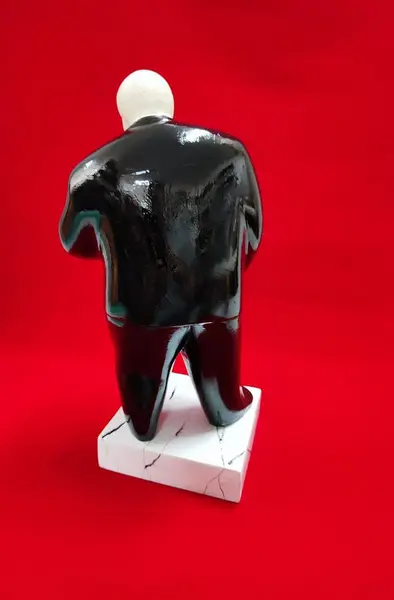 Foto de um(a) Cantor de Jazz, Cerâmica Italiana, Década de 1980, da categoria de Modelos e estatuetas. Cantor de jazz em cerâmica italiana vitrificada e base em resina marmorizada, década de 1989. A: 29 cm / L: 13,5 cm / P: 8,5... Mostrado de uma perspectiva diferente. Vendido no marketplace Trésors.