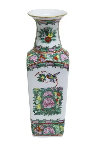 Foto de um(a) Vaso oriental em porcelana, da categoria de Vasos. Vaso oriental em porcelana branca com decoração de flores e pássaros em policromia pintados à mão. Apresenta selo vermelho... Mostrado de uma perspectiva diferente. Vendido no marketplace Trésors.