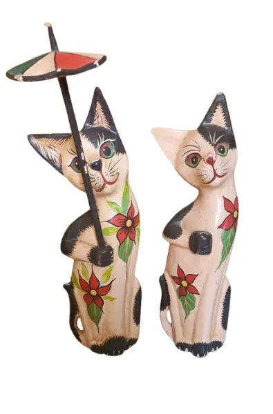 Foto de um(a) Casal de gatos de Bali Feng Shui, da categoria de Modelos e estatuetas. Estes gatos com sombrinha são uma das variações mais charmosas do artesanato de Bali e reforçam o conceito de hospitalidade... Vendido no marketplace Trésors.