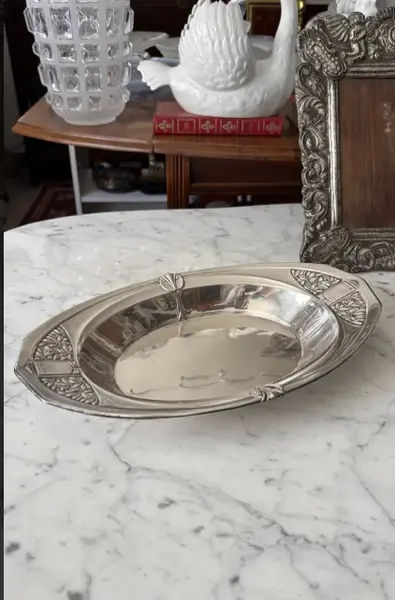 Foto de um(a) Antiga Travessa Centro De Mesa Art Deco Prata Alemã Wmf, da categoria de Travessas e tigelas. Antigo centro de mesa/travessa Art Deco, em prata teor 90 da famosa manufatura alemã WMF, com elegante decoração de... Mostrado de uma perspectiva diferente. Vendido no marketplace Trésors.